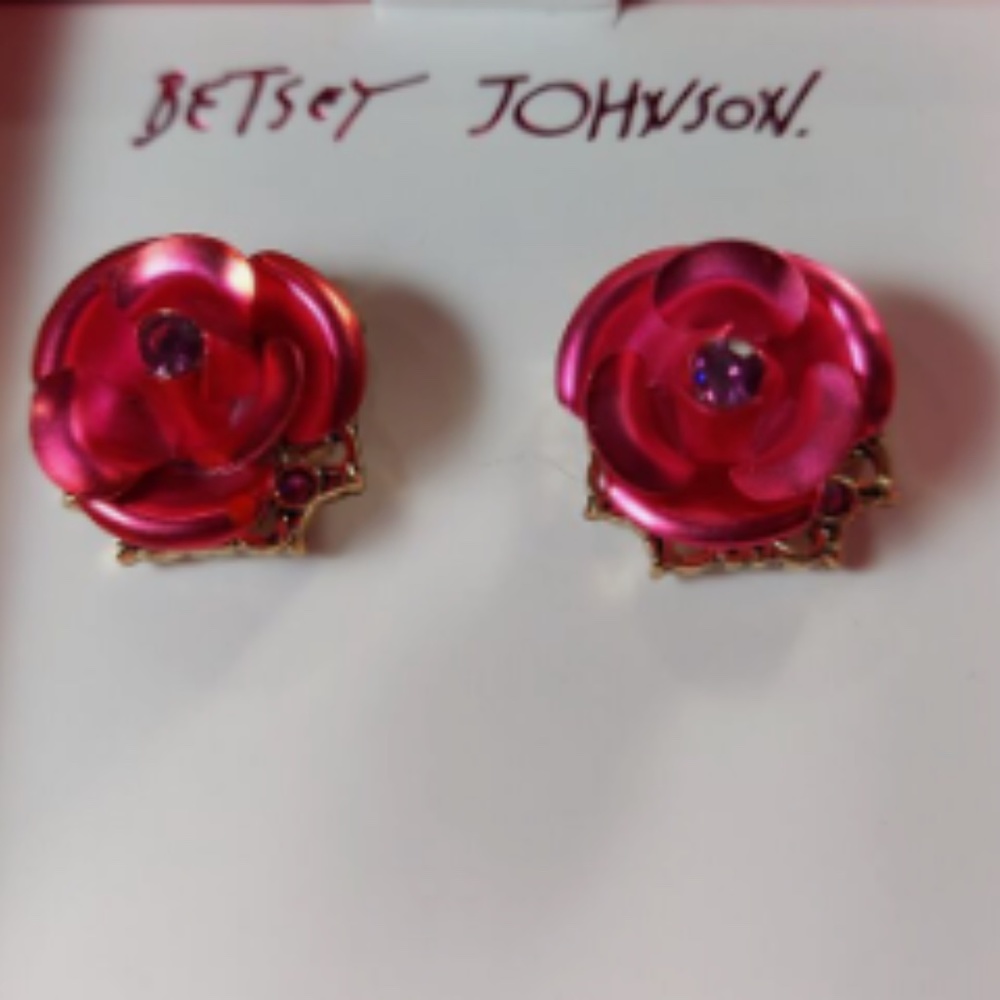 BETSEY JOHNSON PINK ROSE EARRINGS WITH PINK  RHINESTONE IN MIDDLE NWT